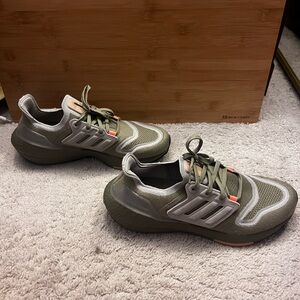 adidas Ultra Boost 22
Orbit Green Beam Orange